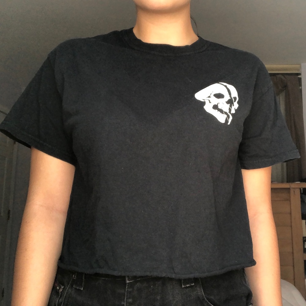 black cropped skull tee